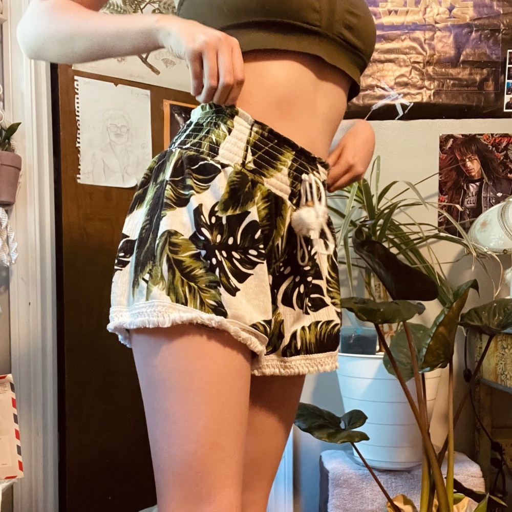 Adorable botanical cloth shorts with an elastic waist and tie🍃